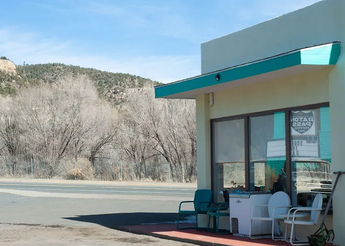 Raton Pass Motor Inn
